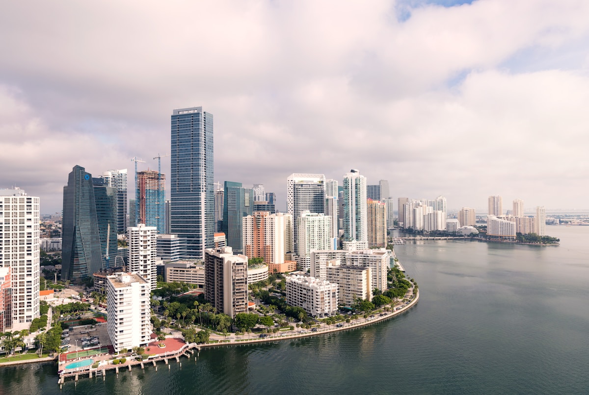 Skyline de Brickell Miami con rascacielos al atardecer
