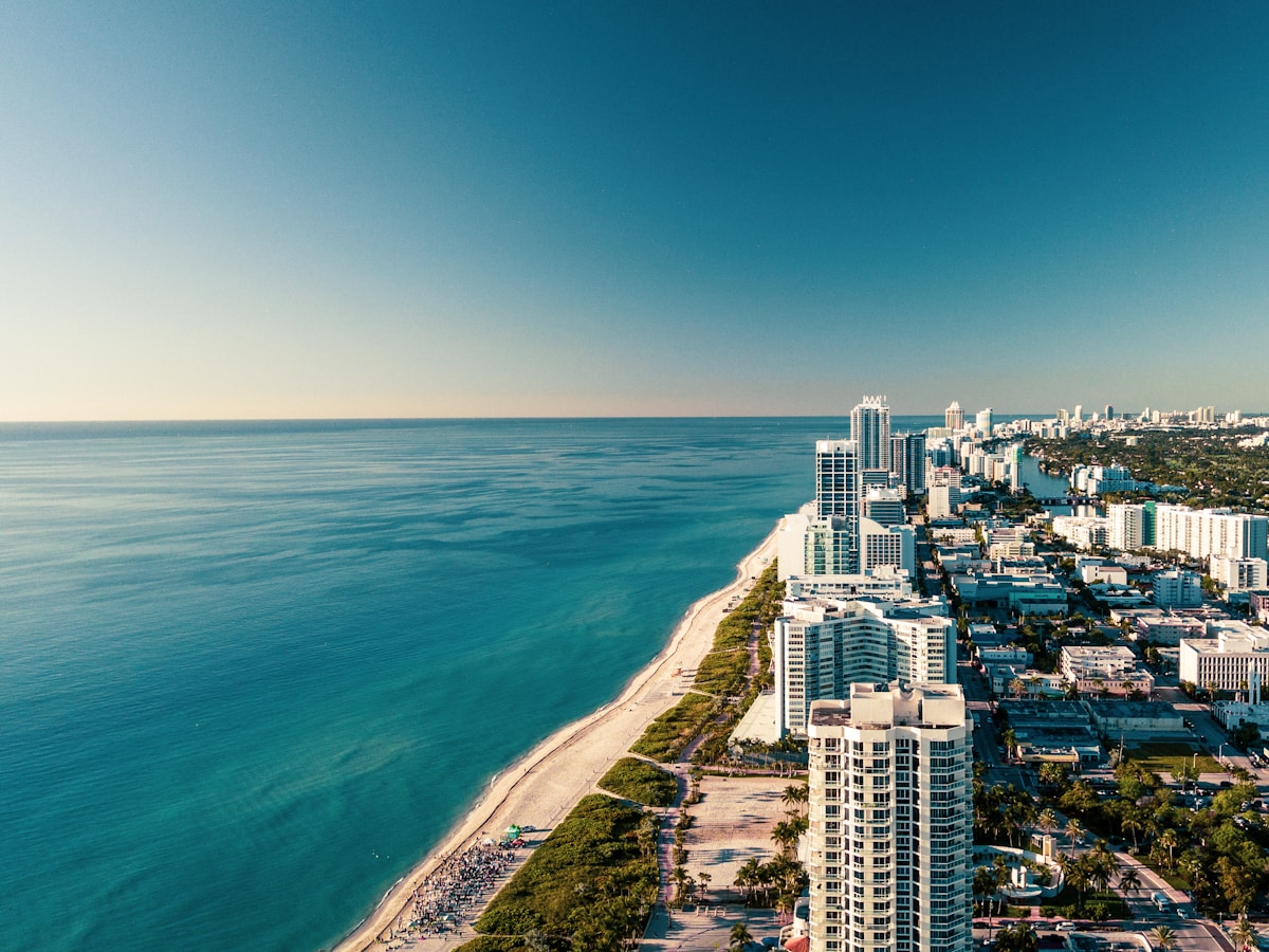 Vista de la bahía de Biscayne desde Edgewater Miami al atardecer