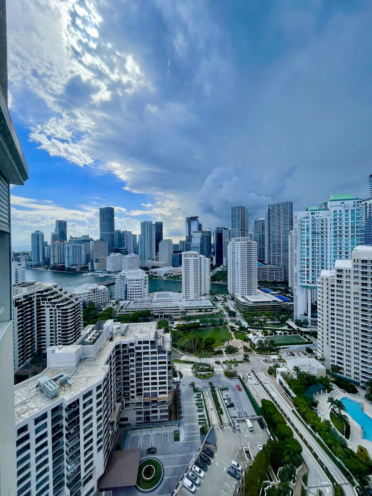 Skyline de Miami al atardecer visto desde el agua