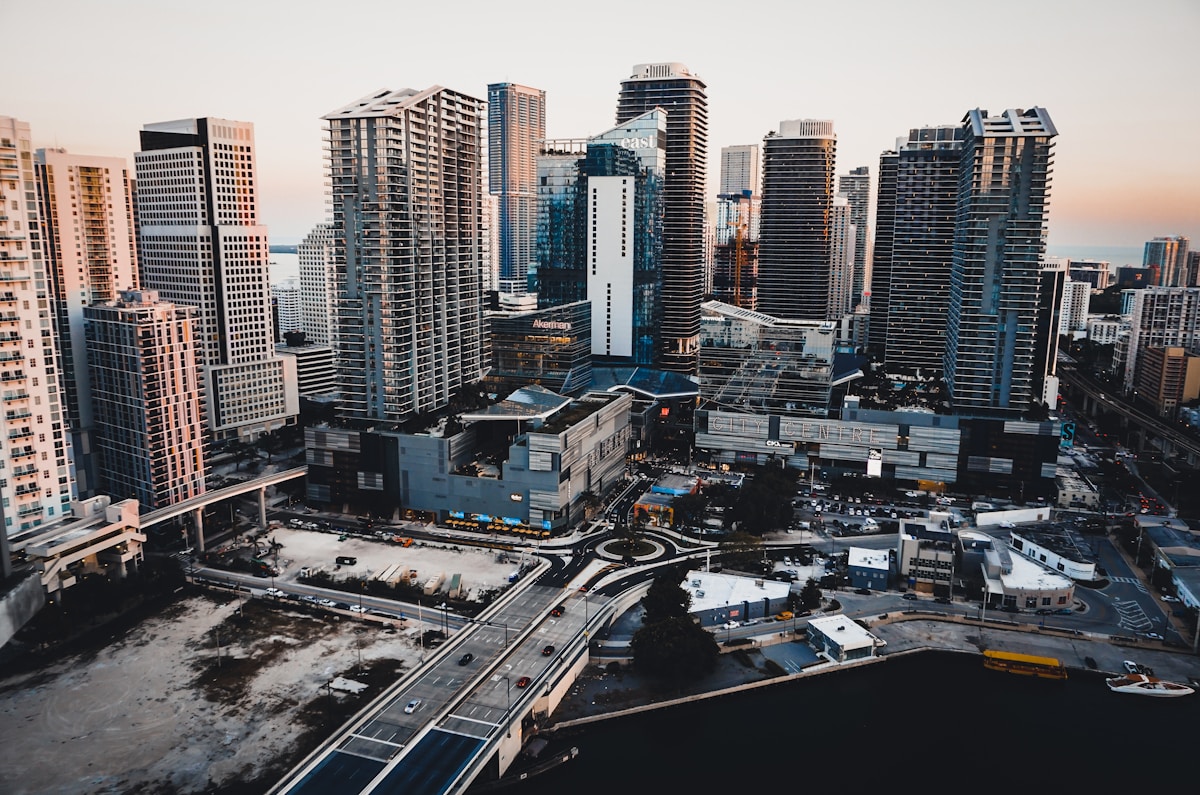 Proyecto de preconstrucción en Miami con grúas y futuro skyline